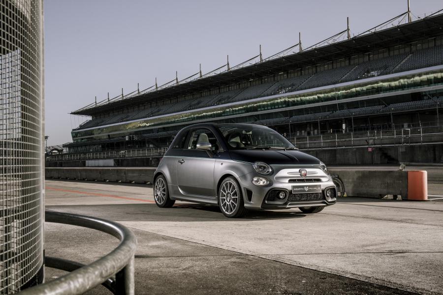 Abarth 695C Rivale 2017 года  (UK) (фото 1 из 12)